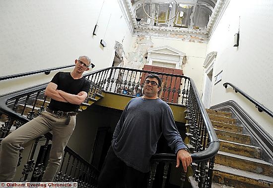 Art and photography project at old Oldham Town Hall. 

PIC L-R: Alan Ward and Dan Dobowitz. 

DDR13-08-08/05A 

