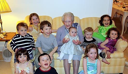 Edith Hargreaves with her 10 great-grandchildren .