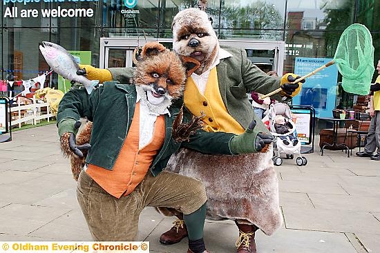 Teddy the Fox and Otto the otter perform. 