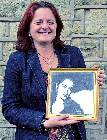 PICTURE perfect... superfan Rachel Fish with her drawing to be used on the new Gloria Estefan album