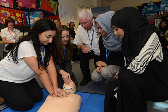 Heartstart campaign at Oldham Sixth Form College, supported by Oldham Rotary Club. Left to right, Maisie Wilson, Rhianna Penny, Paul Vincent (O/m Rotary), Zahrah Tabesum and Sanna Ghafar.