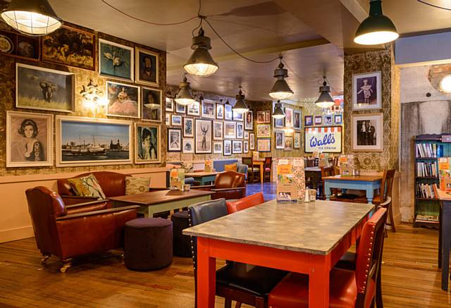 LOUNGERS, a contemporary cafe bar chain, is promising to offer a chic and vibrant family-friendly experience