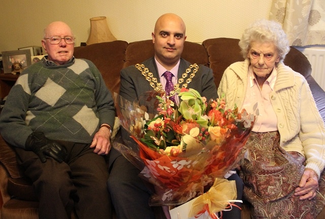 Harry and Joan Smith with the Mayor of Oldham, Cllr Shadab Qumer