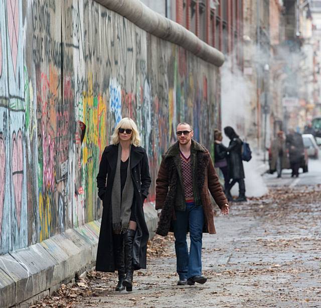 Lorraine Broughton (Charlize Theron) and David Percival (James McAvoy) in Berlin - Atomic Blonde