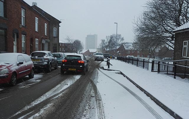 The scene on Henshaw Street heading into Oldham town centre this morning