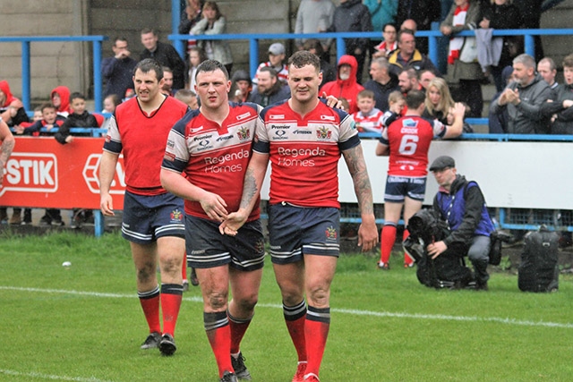 The defeated Oldham players gave it their best shot against Hull KR.

Picture courtesy of Dave Naylor