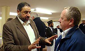 Guests chat the Oldham Muslim Centre.
Guests chat the Oldham Muslim Centre.