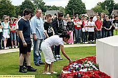 PUPILs lay wreaths during their battlefields trip 