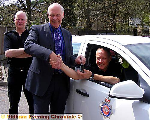 Phil Wiggett hands the keys to Insp Danilo Milovanovic, watched by Sgt Craig Johnson 
