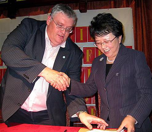 PUT it there . . . council leader Howard Sykes and Huang Xianhui, vice director of Xishan District People’s Association for Friendship with Foreign Countries PUT it there . . . council leader Howard Sykes and Huang Xianhui, vice director of Xishan District People’s Association for Friendship with Foreign Countries