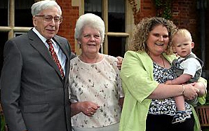 Professor Robert Edwards with Lesley Brown, Louise Brown and Louise's son Cameron Professor Robert Edwards with Lesley Brown, Louise Brown and Louise's son Cameron