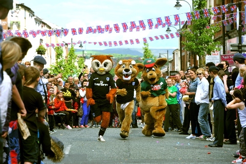 CHADDY the Owl (left) takes on the opposition in the great Jubilee mascot race — one of many fun-filled events during the Yorkshire Street party. Check our ‘buy a phot’ tab for many more of Tony Miller’s pictures from the party
CHADDY the Owl (left) takes on the opposition in the great Jubilee mascot race — one of many fun-filled events during the Yorkshire Street party. Check our ‘buy a phot’ tab for many more of Tony Miller’s pictures from the party
