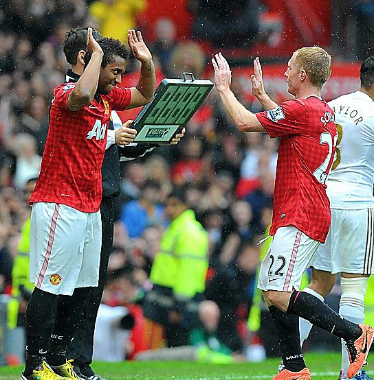 United's Paul Scholes (centre right) is greeted by team-mate Oliveira Anderson as he is substituted. 