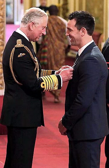 Paul Sculthorpe receives his MBE from the Prince of Wales 
