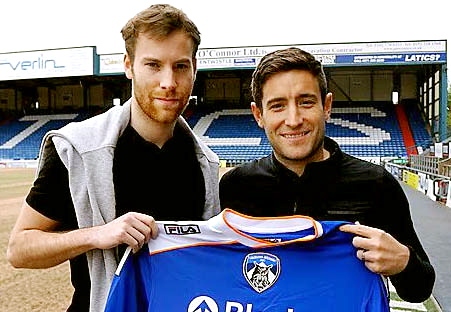 GLAD TO HAVE YOU ON BOARD: James Dayton (left) is welcomed to Boundary Park by Athletic boss Lee Johnson.
GLAD TO HAVE YOU ON BOARD: James Dayton (left) is welcomed to Boundary Park by Athletic boss Lee Johnson.