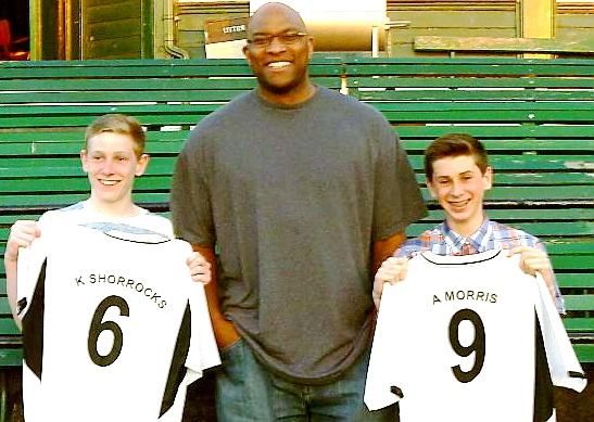 BIG CHANCE: Kameron Shorrocks (left) and Adam Morris with Manchester Giants star Mike Bernard. 