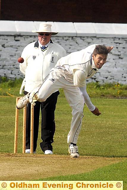 Heyside professional Shadley van Schalkwyk bowling
Heyside professional Shadley van Schalkwyk bowling