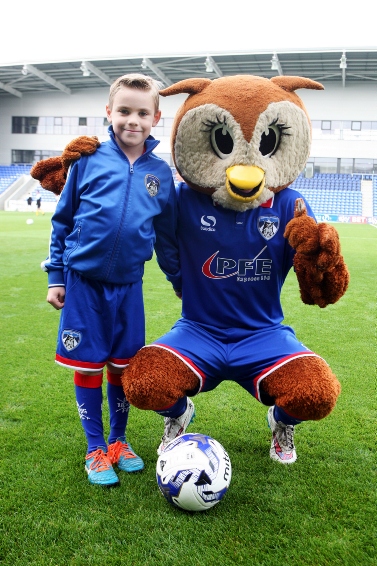 Freddie meets Oldham mascot Chaddy the Owl. 