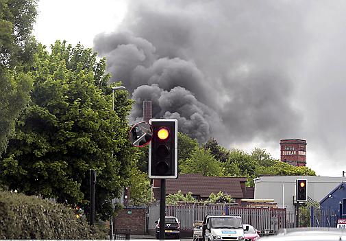 BLAZE drama: the dense smoke rises from the garage. 