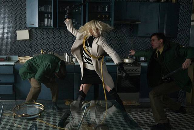 Lorraine Broughton (Charlize Theron) fights off attackers in Berlin - Atomic Blonde
