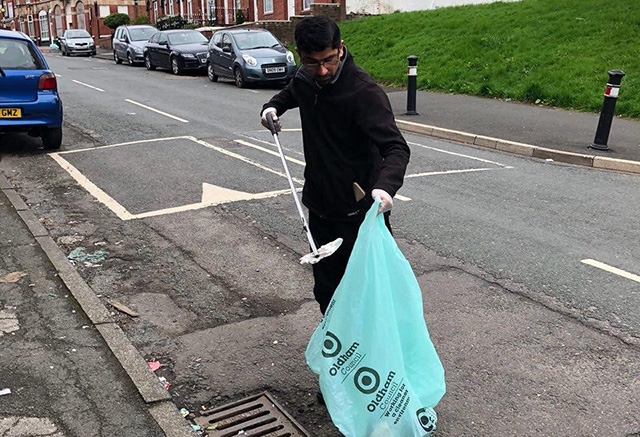 Volunteers from Ahmadiyya Muslim Youth Oldham got stuck into a Roundthorn community clean-up session Volunteers from Ahmadiyya Muslim Youth Oldham got stuck into a Roundthorn community clean-up session