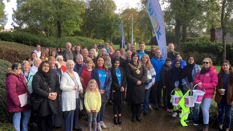 Debbie Abrahams MP; youth mayor, Samah Khalil; Mayor of Oldham Borough Council, Cllr Ginny Alexander; Oldham Council Leader, Sean Fielding and some of the people who joined them on the memory walk. 