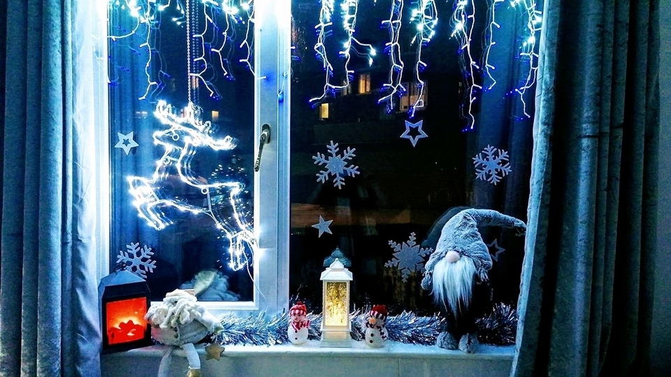 Oldhamers have already been creatively decorating their windows with bright lights, snowflakes and spare decorations Oldhamers have already been creatively decorating their windows with bright lights, snowflakes and spare decorations