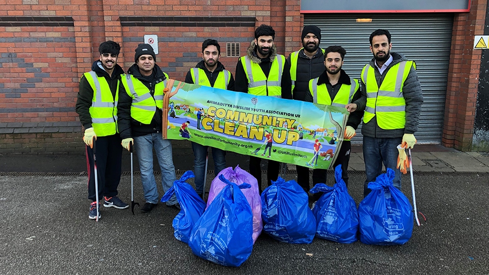 Volunteers from Muslim Youth Oldham 