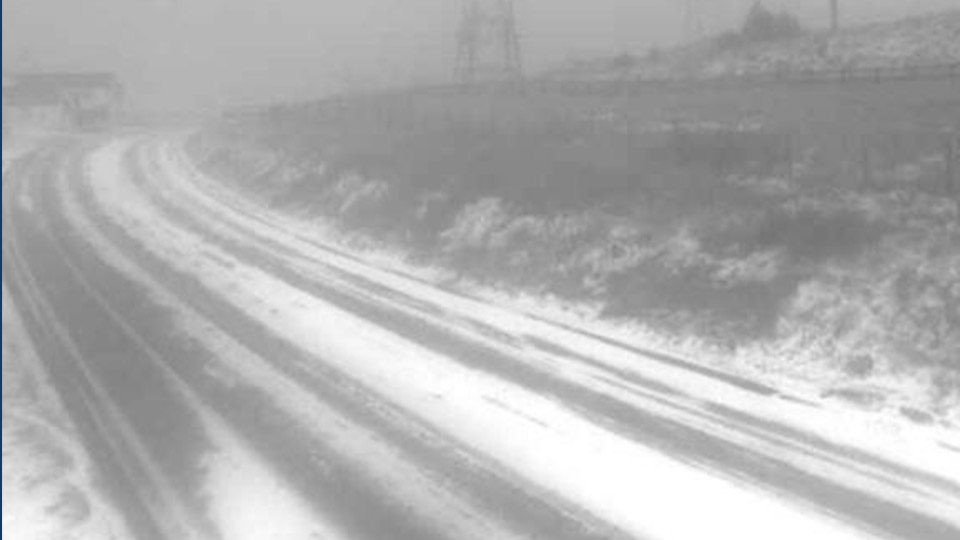 Snow hits Saddleworth 