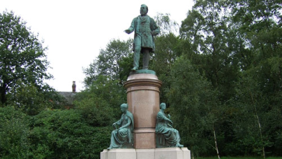 The statue of John Platt