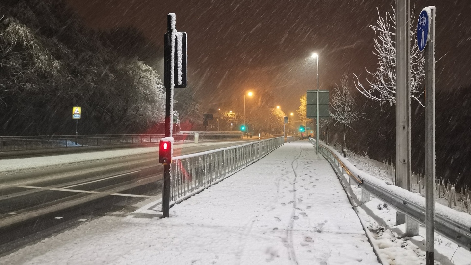 Snow falling on Broadway, Chadderton last night [Pic: @chadweather]