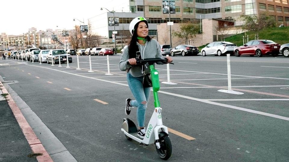 A Lime E-scooter in action