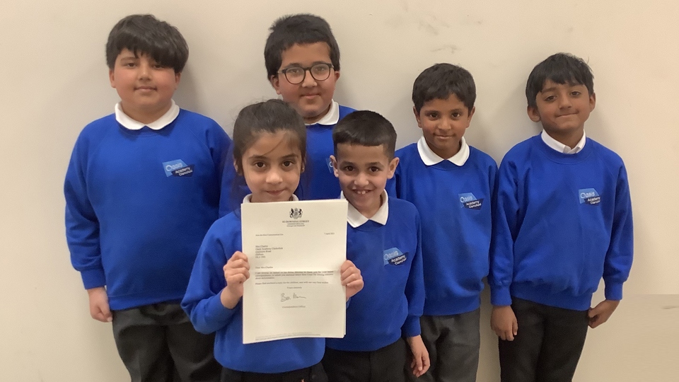 Year 3 pupils from Oasis Academy Clarksfield with their letter Year 3 pupils from Oasis Academy Clarksfield with their letter