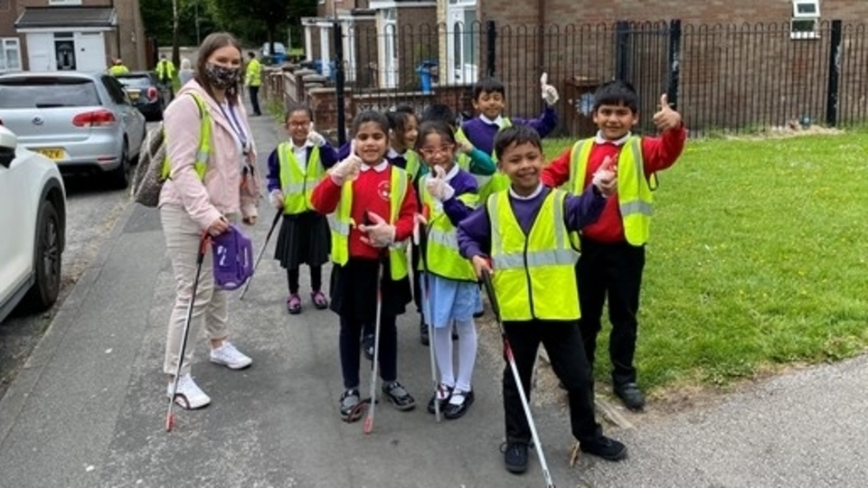 Children from the Coldhurst school joined residents, ward councillors, members of Vale Drive Residents Association and representatives of First Choice Homes Oldham to clean up the area