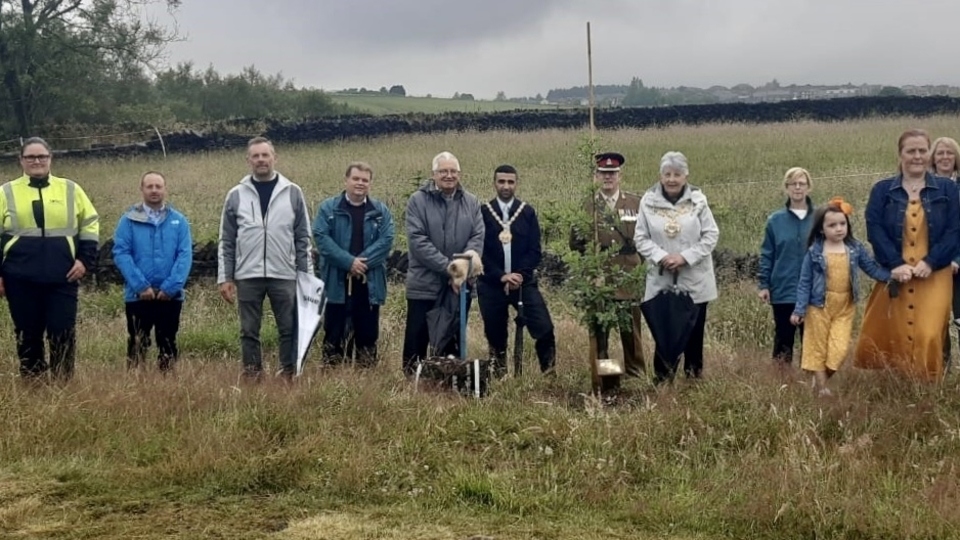 Picture: Staff from UU’s catchment and estates team, Paula Steer, United Utilities’ health, safety, wellbeing and estates services director, joined Jenny Harrison, Mayor of Oldham, trustees from charity Life for Life, including Major Edward Hardaker, water safety advocate Beckie Ramsay and students from Waterhead Academy in Oldham to plant the 5,000 tree at Strinesdale in Oldham. Picture: Staff from UU’s catchment and estates team, Paula Steer, United Utilities’ health, safety, wellbeing and estates services director, joined Jenny Harrison, Mayor of Oldham, trustees from charity Life for Life, including Major Edward Hardaker, water safety advocate Beckie Ramsay and students from Waterhead Academy in Oldham to plant the 5,000 tree at Strinesdale in Oldham.