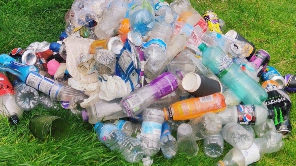 Typical litter left at Dovestones after people have had a day out. Typical litter left at Dovestones after people have had a day out.
