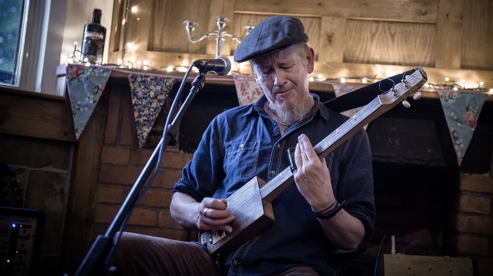 Howlin' Matt performing at the Diggle Blues Festival