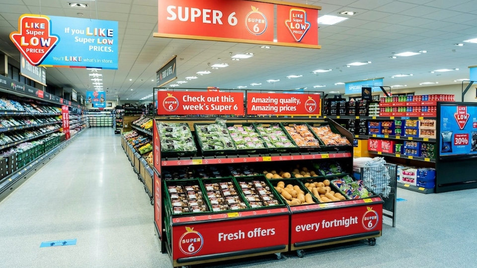 Team GB star Sarah Jones will be giving away complimentary bags of fresh fruit and vegetables from Aldi’s famous Super 6 range to the first 30 customers in the queue on opening morning