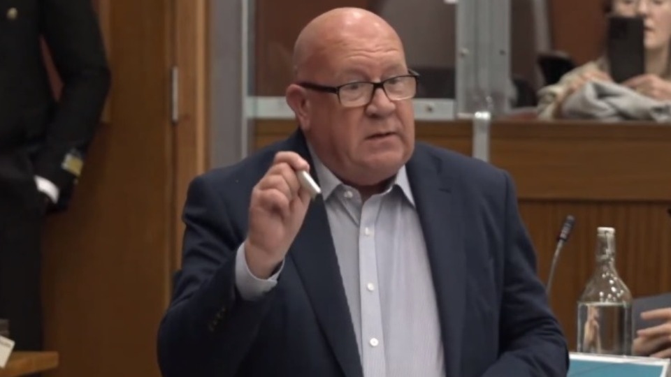Councillor Dave Arnott, holding his personal vape Councillor Dave Arnott, holding his personal vape