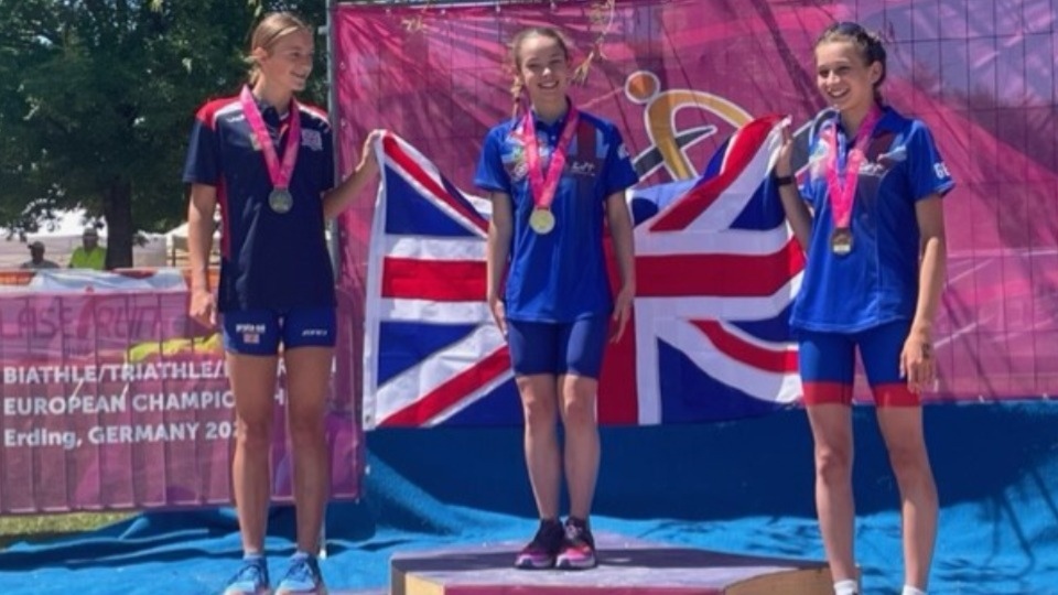 European champion Oonagh McManus is pictured (centre)