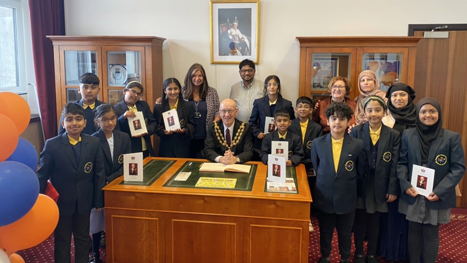 The Broadfield Primary school children arrived well-prepared, eager to ask questions and learn more about the Mayor’s role and his plans for the future of Oldham The Broadfield Primary school children arrived well-prepared, eager to ask questions and learn more about the Mayor’s role and his plans for the future of Oldham