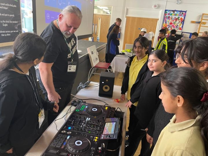 Matt Ramsbottom and students at Broadfield Primary School 