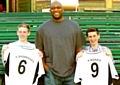 BIG CHANCE: Kameron Shorrocks (left) and Adam Morris with Manchester Giants star Mike Bernard. 