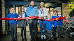 Team GB’s Josie Knight cut the ribbon at the new Aldi, alongside pupils from St Thomas Primary School